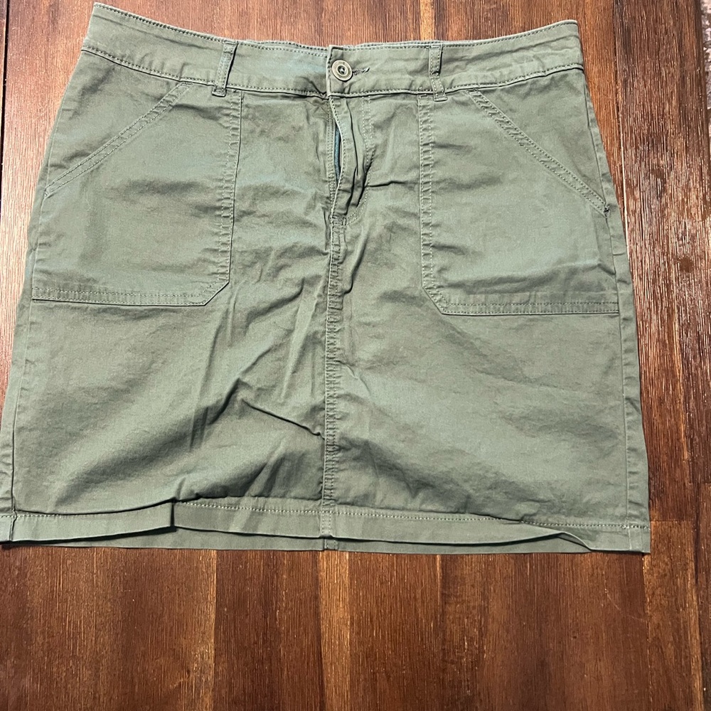 Wrangler Green Mini Pencil Skirt with Cargo Style for Resort Wear
